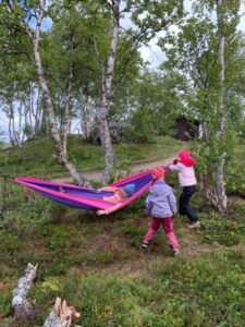 2 barn i skogen med hengekøye