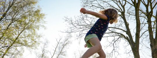 jente som hopper på trampoline