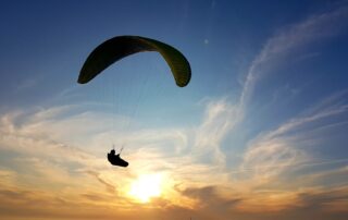 paraglider i solnedgang